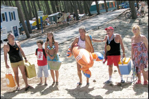 Exclusif - Franck Dubosc, Antoine Duléry, Claude Brasseur, Mylène Demongeot et Mathilde Seigner sur le tournage de "Camping 2" en 2009.
Crédit : DANIEL ANGELI - ALAIN GUIZARD / BESTIMAGE