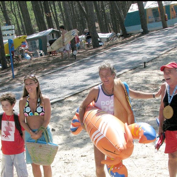 Exclusif - Franck Dubosc, Antoine Duléry, Claude Brasseur, Mylène Demongeot et Mathilde Seigner sur le tournage de "Camping 2" en 2009.
Crédit : DANIEL ANGELI - ALAIN GUIZARD / BESTIMAGE