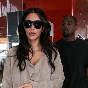 Kim Kardashian et Kanye West quittent Paris pour Los Angeles à l'aéroport de Roissy-Charles-de-Gaulle, le 14 juin 2016.

Photo : Agence / Bestimage