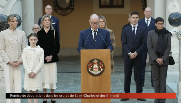 La princesse Charlene a opté pour deux looks différents, dont un ensemble crème scintillant signé Kiton pour la cérémonie au palais.

A l'occasion de la Fête Nationale monégasque 2025, S.A.S. le Prince Albert II a remis les décorations dans les ordres de Saint-Charles et des Grimaldi, le lundi 17 novembre 2025 via Youtube @MonacoInfo