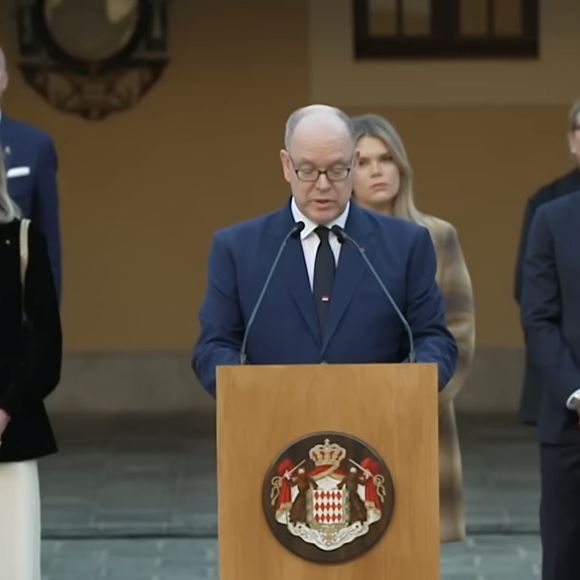 La princesse Charlene a opté pour deux looks différents, dont un ensemble crème scintillant signé Kiton pour la cérémonie au palais.

A l'occasion de la Fête Nationale monégasque 2025, S.A.S. le Prince Albert II a remis les décorations dans les ordres de Saint-Charles et des Grimaldi, le lundi 17 novembre 2025 via Youtube @MonacoInfo