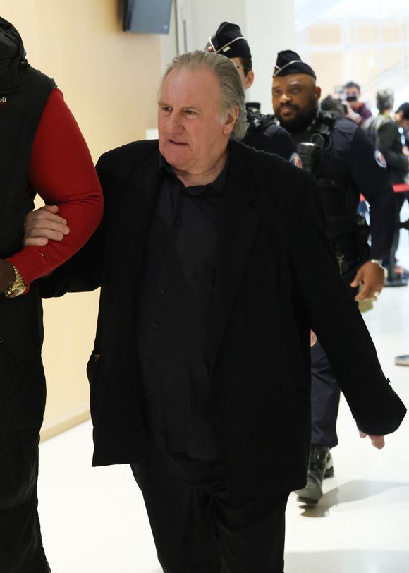 Gérard Depardieu -  Arrivées au procès de Gérard Depardieu pour agressions sexuelles sur deux femmes lors d'un tournage de film en 2021, au tribunal correctionnel de Paris.
Le 27 mars 2025.

© Clovis / Guignebourg / Bestimage
