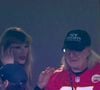 L’article, très sérieux, annonçait simplement le remplacement de fenêtres et de portes dans sa maison.

Taylor Swift fait un câlin à Donna Kelce, la mère de son petit ami Travis Kelce, alors qu'ils se trouvent dans la loge VIP du match entre les Chiefs et les Jets de la NFL. Backgrid UK/ Bestimage