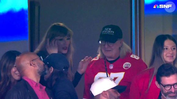 L’article, très sérieux, annonçait simplement le remplacement de fenêtres et de portes dans sa maison.

Taylor Swift fait un câlin à Donna Kelce, la mère de son petit ami Travis Kelce, alors qu'ils se trouvent dans la loge VIP du match entre les Chiefs et les Jets de la NFL. Backgrid UK/ Bestimage