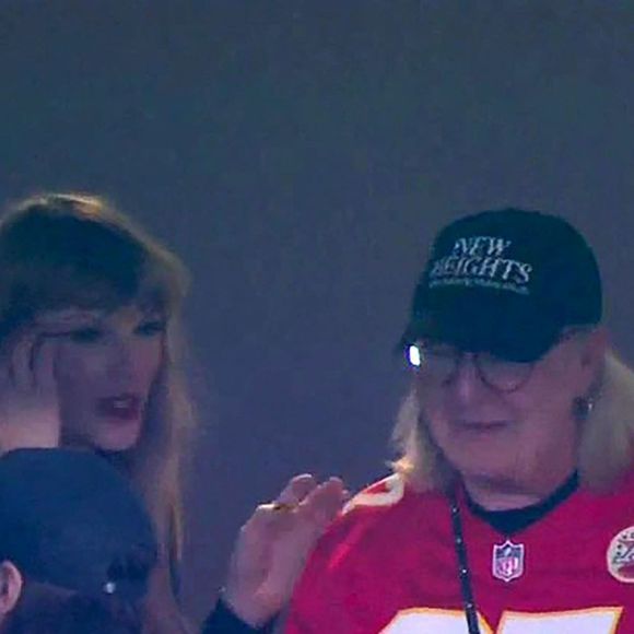 L’article, très sérieux, annonçait simplement le remplacement de fenêtres et de portes dans sa maison.

Taylor Swift fait un câlin à Donna Kelce, la mère de son petit ami Travis Kelce, alors qu'ils se trouvent dans la loge VIP du match entre les Chiefs et les Jets de la NFL. Backgrid UK/ Bestimage