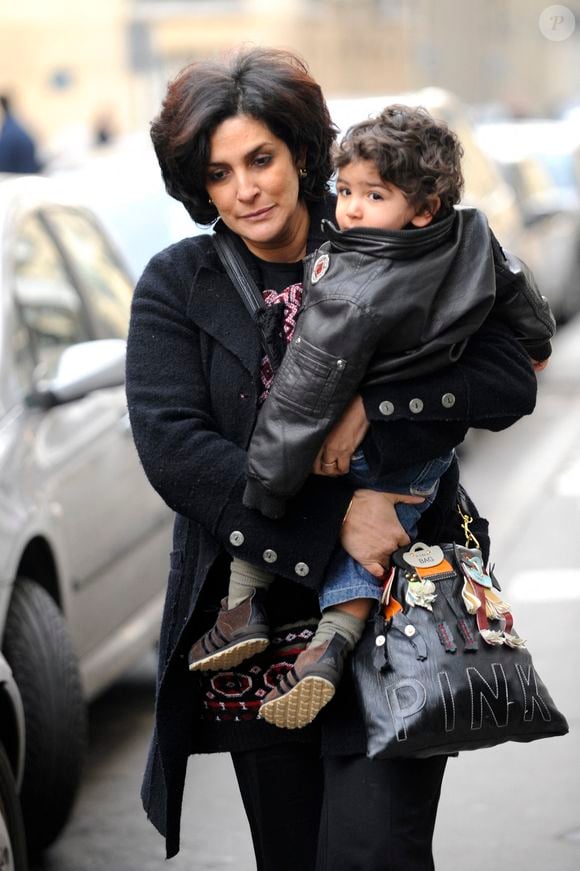 La sœur de Rachida Dati arrive à la maternité 'La Muette' à Paris, France, le 4 janvier 2009, où la ministre française de la Justice Rachida Dati a donné naissance à une petite fille, le 4 janvier. Sa fille, Zohra, est née 15 jours avant terme par césarienne dans une maternité de Paris. Photo ABACAPRESS.COM