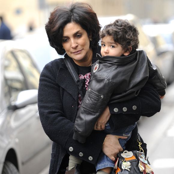 La sœur de Rachida Dati arrive à la maternité 'La Muette' à Paris, France, le 4 janvier 2009, où la ministre française de la Justice Rachida Dati a donné naissance à une petite fille, le 4 janvier. Sa fille, Zohra, est née 15 jours avant terme par césarienne dans une maternité de Paris. Photo ABACAPRESS.COM
