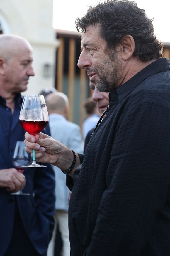 "Beaucoup de ces avis portent sur des services qui ne sont pas encore disponibles, et c'est dommage. Et il y a une forte attente du fait de la notoriété du propriétaire", a regretté Emmanuel Borla, le directeur général de l'hôtel.

Patrick Bruel (invité d'honneur) - Cérémonie d'ouverture du Festival International du Film de Pauillac au Château d'Armailhac à Pauillac le 8 juillet 2025. © Jean-Marc Lhomer/Bestimage