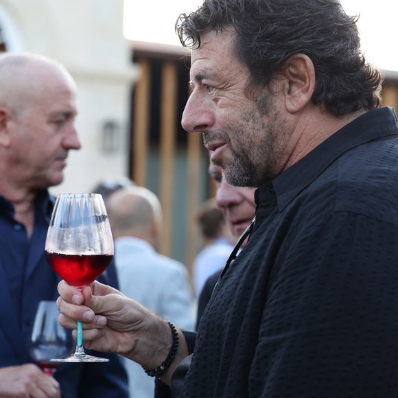 "Beaucoup de ces avis portent sur des services qui ne sont pas encore disponibles, et c'est dommage. Et il y a une forte attente du fait de la notoriété du propriétaire", a regretté Emmanuel Borla, le directeur général de l'hôtel.

Patrick Bruel (invité d'honneur) - Cérémonie d'ouverture du Festival International du Film de Pauillac au Château d'Armailhac à Pauillac le 8 juillet 2025. © Jean-Marc Lhomer/Bestimage