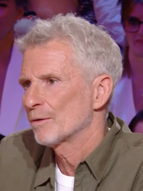 "Pour garder une forme d’hygiène" : l’astuce de Denis Brogniart qu’on ne voit pas à la télé pour contrôler sa transpiration avec la chaleur et l’humidité