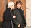"Je sais parce que j'ai un petit mot que Serge a donné à maman, et que maman m'a donné qui est : 'S'il est timide, ce sera Thomas à la tomate'", a rapporté Thomas Dutronc qui a précieusement conservé le papier.
Exclusif - Françoise Hardy et son fils Thomas Dutronc se baladent le long des quais de l’Île Saint-Louis à Paris, France, le 2 novembre 2016. (AGENCE / BESTIMAGE)