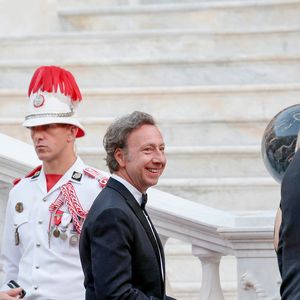 Stéphane Bern arrivant au dîner d'état en l'honneur de la visite du couple présidentiel français au palais princier de Monaco, le 7 juin 2025. © Claudia Albuquerque/Bestimage