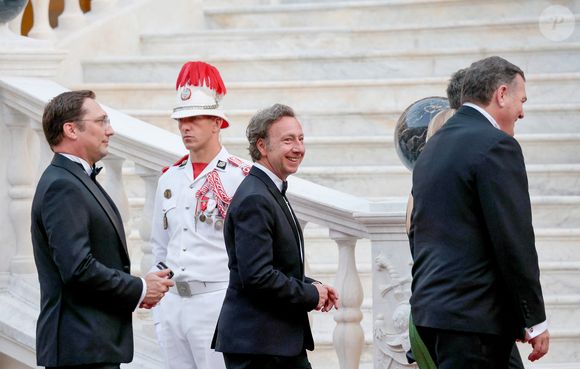 Stéphane Bern arrivant au dîner d'état en l'honneur de la visite du couple présidentiel français au palais princier de Monaco, le 7 juin 2025. © Claudia Albuquerque/Bestimage