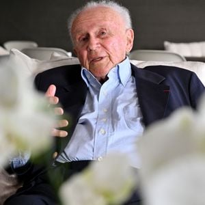 Exclusif - Philippe Bouvard, journaliste français, écrivain, homme de radio et de télévision, à son domicile, en interview télé avec le journaliste producteur Cyril Viguier à Cannes, le 27 février 2025. 
Ces derniers secrets, il se confie a Cyril Viguier dans une emission diffusée dans le monde entier.

﻿A 95 ans, Philippe Bouvard a décidé de raccrocher et de prendre sa retraite !
Avant d’interrompre définitivement ses activités, l’animateur des « Grosses têtes », auteur de 69 livres et qui réside à maintenant à Cannes, raconte ses souvenirs à Cyril Viguier, au cours d’un Talk qui sera diffusée le 3 et 6 mai première émission et le 10 et 13 mai deuxième émission  sur TV5 Monde et sur RTL, une radio dont il fut, durant plusieurs décennies, l’animateur fétiche.

De René Cotty au Général de Gaulle, de Mitterrand à Sarkozy en passant par Giscard, qu’il soupçonne de « lui avoir coller un contrôle fiscal ! », Bouvard dévoile ses derniers secrets et raconte ses rencontres savoureuses avec tous les Présidents.

D’une République à l’autre, il raconte aussi à Cyril Viguier ses anecdotes drôles et inédites, souvent caustiques, parfois rugueuses, avec les grandes Icônes Françaises: Bardot, Delon, Aznavour etc…

© Bruno Bebert/Bestimage