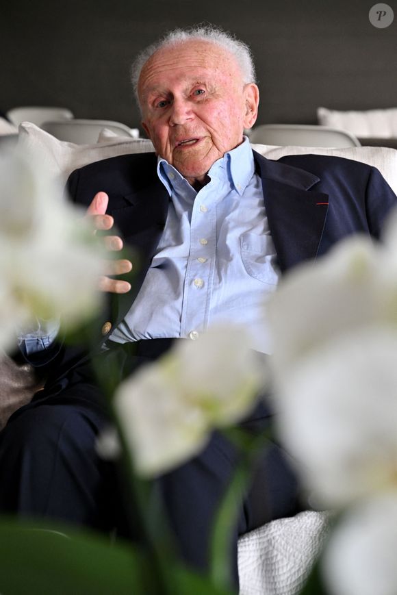 Exclusif - Philippe Bouvard, journaliste français, écrivain, homme de radio et de télévision, à son domicile, en interview télé avec le journaliste producteur Cyril Viguier à Cannes, le 27 février 2025. 
Ces derniers secrets, il se confie a Cyril Viguier dans une emission diffusée dans le monde entier.

﻿A 95 ans, Philippe Bouvard a décidé de raccrocher et de prendre sa retraite !
Avant d’interrompre définitivement ses activités, l’animateur des « Grosses têtes », auteur de 69 livres et qui réside à maintenant à Cannes, raconte ses souvenirs à Cyril Viguier, au cours d’un Talk qui sera diffusée le 3 et 6 mai première émission et le 10 et 13 mai deuxième émission  sur TV5 Monde et sur RTL, une radio dont il fut, durant plusieurs décennies, l’animateur fétiche.

De René Cotty au Général de Gaulle, de Mitterrand à Sarkozy en passant par Giscard, qu’il soupçonne de « lui avoir coller un contrôle fiscal ! », Bouvard dévoile ses derniers secrets et raconte ses rencontres savoureuses avec tous les Présidents.

D’une République à l’autre, il raconte aussi à Cyril Viguier ses anecdotes drôles et inédites, souvent caustiques, parfois rugueuses, avec les grandes Icônes Françaises: Bardot, Delon, Aznavour etc…

© Bruno Bebert/Bestimage