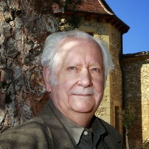 Pierre Bellemare pose dans sa maison de campagne près de Bergerac, Dordogne, France, le 22 octobre 2011 (Archives). © Patrick Bernard/Bestimage