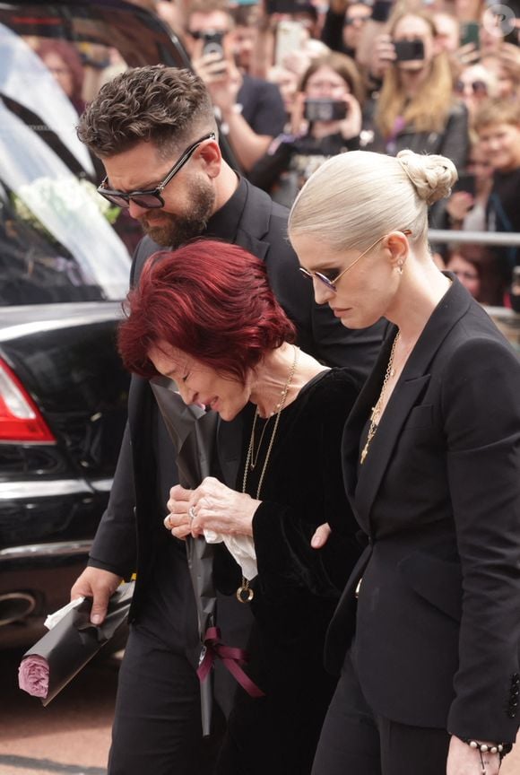 BGUK_3310373 - Birmingham, ROYAUME-UNI - Sharon Osbourne et le reste de la famille Osbourne se sont réunis à Birmingham pour rendre un dernier hommage à l'icône du rock Ozzy Osbourne. Lors de cette cérémonie émouvante, ses proches ont salué la mémoire du musicien légendaire. Mirrorpix / Bestimage