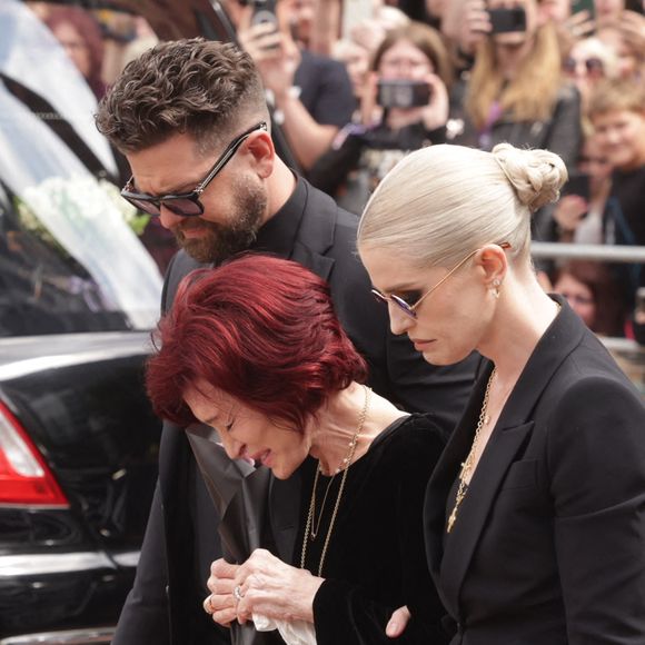 BGUK_3310373 - Birmingham, ROYAUME-UNI - Sharon Osbourne et le reste de la famille Osbourne se sont réunis à Birmingham pour rendre un dernier hommage à l'icône du rock Ozzy Osbourne. Lors de cette cérémonie émouvante, ses proches ont salué la mémoire du musicien légendaire. Mirrorpix / Bestimage