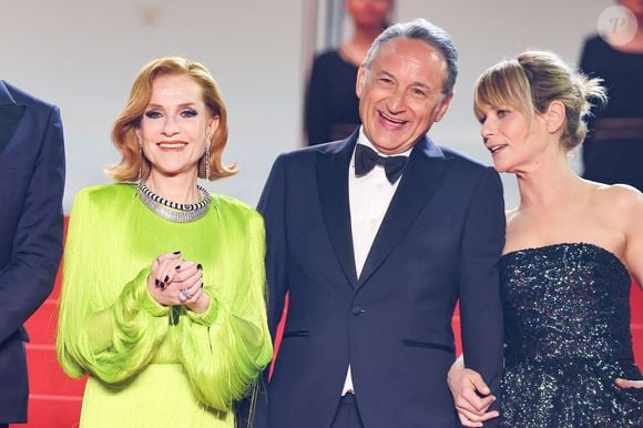 Isabelle Huppert, Thierry Klifa, Marina Foïs - Montée des marches du film « La femme la plus riche du monde » lors du 78ème Festival International du Film de Cannes, au Palais des Festivals à Cannes. Le 18 mai 2025
© Jacovides-Moreau / Bestimage