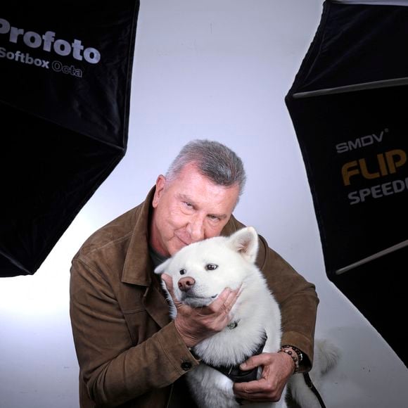 Exclusif - Portrait de Pascal Bataille et son chien lors de l'enregistrement de l'émission "Chez Jordan de Luxe" à Paris. Le 11 décembre 2024
© Cédric Perrin / Bestimage