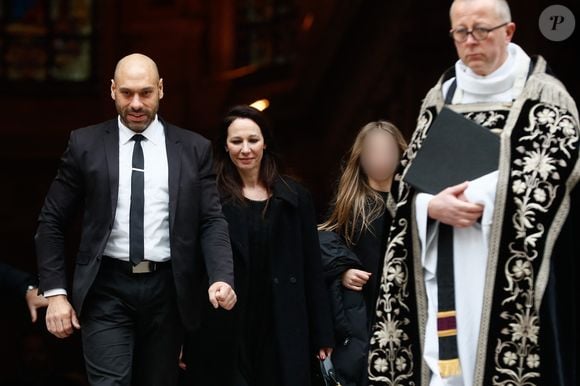 Isabelle Le Nouvel (veuve du défunt), et Emma (fille du défunt) - Sorties des obsèques de Niels Arestrup à l'Église Saint-Roch à Paris. Le 10 décembre 2024
© Christophe Clovis / Bestimage