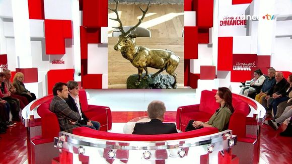 Julia Vignali présente le cerf en bronze qui se trouve dans sa maison de campagne