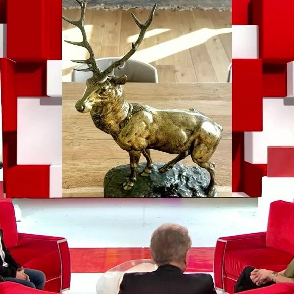 Julia Vignali présente le cerf en bronze qui se trouve dans sa maison de campagne