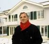 Là-bas, le chanteur vivait dans une sublime maison blanche
Archives - En Suisse, Charles Aznavour chez lui dans sa maison de Cologny en février 1986.
Michel Ristroph via Bestimage