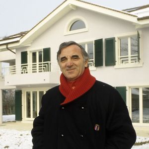 Là-bas, le chanteur vivait dans une sublime maison blanche

Archives - En Suisse, Charles Aznavour chez lui dans sa maison de Cologny en février 1986.
Michel Ristroph via Bestimage
