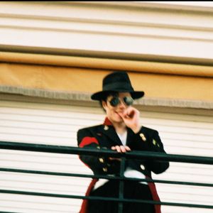 Archive - Michael Jackson sur le balcon du "Majestic" à Cannes en 1994. 

© Bestimage