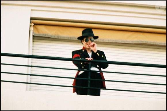 Archive - Michael Jackson sur le balcon du "Majestic" à Cannes en 1994. 

© Bestimage