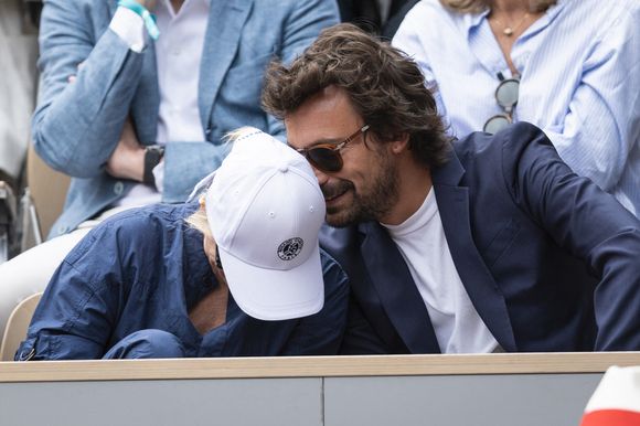 Anne-Élisabeth Lemoine et Bertrand Chameroy en tribunes lors des Internationaux de France de Tennis de Roland Garros 2025, à Paris, France, le 7 juin 2025. © Cyril Moreau/Bestimage