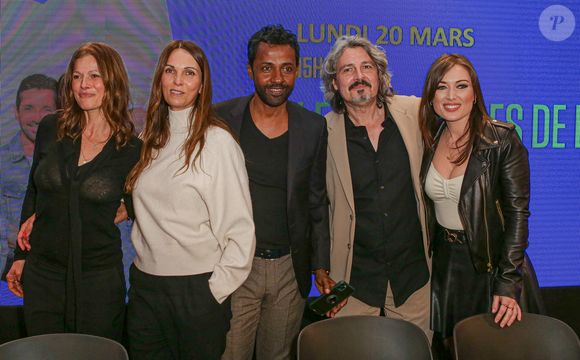 Laly Meignan , Cathy Andrieu , Lakshan Abeynayake, Philippe Vasseur et Elsa Esnoult lors d'une rencontre avec les membres de la série Les mystères de l'amour au festival Series Mania à Lille le 20 mars 2023.

© Stéphane Vansteenkiste / Bestimage