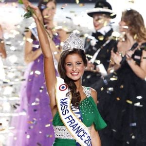 L'ancienne miss France, élue en 2010, a dû subir une césarienne et sa petite est née prématurée.

Miss Normandie, nouvellement élue Miss France 2010, Malika Menard lors du concours de beauté Miss France 2010 au Palais Nikaia à Nice, France, le 5 décembre 2009. Photo par Patrick Bernard/ABACAPRESS.COM