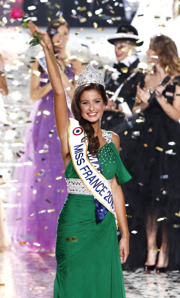 L'ancienne miss France, élue en 2010, a dû subir une césarienne et sa petite est née prématurée.

Miss Normandie, nouvellement élue Miss France 2010, Malika Menard lors du concours de beauté Miss France 2010 au Palais Nikaia à Nice, France, le 5 décembre 2009. Photo par Patrick Bernard/ABACAPRESS.COM