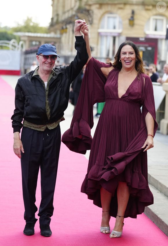 Karla Sofia Gascon et Jacques Audiard sur le tapis rouge d'Emilia Perez lors du 72e Festival international du film de Saint-Sébastien. 20 septembre 2024.  (Lalo Yasky / Bestimage).