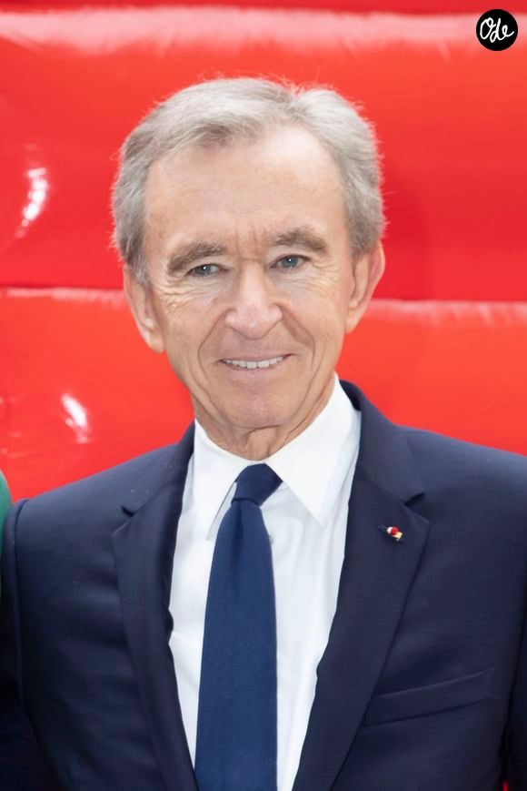 A cette occasion, les visiteurs pourront admirer des intérieurs au décor nostalgique inspiré de l'enfance du couturier ainsi qu'une exposition exclusive de cinq robes haute couture. 

Bernard Arnault (actionnaire majoritaire et PDG LVMH) - Photocall du défilé Louis Vuitton mode Hommes printemps-été 2020 à Paris le 20 juin 2019.
© Olivier Borde / Bestimage
