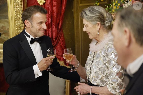 Parée d'une tenue Chanel, l'ensemble comporte une jupe à strass et une veste à col de tulle de la collection haute couture comme le remarquent nos confrères de "Vanity Fair". 

Le président Emmanuel Macron, La princesse Caroline de Hanovre lors du dîner d'état au palais princier dans le cadre de la visite d'État de deux jours du couple présidentiel français à Monaco avant l'Unoc3 le 7 juin 2025.
© Ludovic Marin / Pool / Bestimage