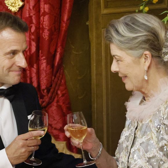Parée d'une tenue Chanel, l'ensemble comporte une jupe à strass et une veste à col de tulle de la collection haute couture comme le remarquent nos confrères de "Vanity Fair". 

Le président Emmanuel Macron, La princesse Caroline de Hanovre lors du dîner d'état au palais princier dans le cadre de la visite d'État de deux jours du couple présidentiel français à Monaco avant l'Unoc3 le 7 juin 2025.
© Ludovic Marin / Pool / Bestimage