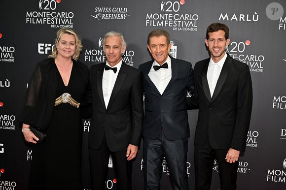 Luana et Paul Belmondo, Ezio Greggio et Paul Belmondo durant la soirée de clôture du 20eme Monte Carlo Film Festival de la Comédie, au Grimaldi Forum à Monaco. Le 29 avril 2023.
© Bruno Bebert / Bestimage