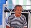 "Plusieurs individus cagoulés se sont introduits dans la maison. Une fois à l'intérieur, ils ont notamment menacé les occupants et blessé légèrement une personne de la famille à la tête, dans des circonstances qui restent à établir", relaie le communiqué.

Alain Prost au Grand Prix de France, vendredi 22 juillet 2022. Crédit photo : James Moy/James Moy Photography.
