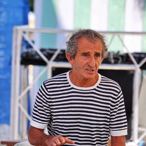 "Plusieurs individus cagoulés se sont introduits dans la maison. Une fois à l'intérieur, ils ont notamment menacé les occupants et blessé légèrement une personne de la famille à la tête, dans des circonstances qui restent à établir", relaie le communiqué.

Alain Prost au Grand Prix de France, vendredi 22 juillet 2022. Crédit photo : James Moy/James Moy Photography.