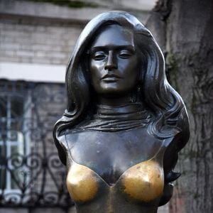 Dans une vidéo publiée sur le compte TikTok de Mireille Dumas, il a évoqué son geste fort : lui consacrer une statue.
Statue Dalida à Montmartre à Paris, France, le 8 décembre 2025. Des élus veulent interdire de toucher les seins de la statue de Dalida à Paris. Photo by Alain Apaydin/ABACAPRESS
