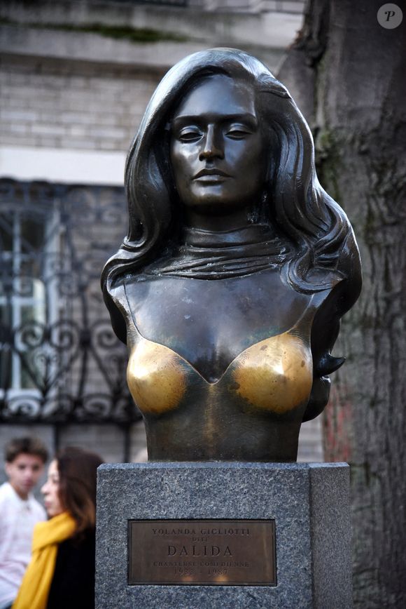 Dans une vidéo publiée sur le compte TikTok de Mireille Dumas, il a évoqué son geste fort : lui consacrer une statue. 

Statue Dalida à Montmartre à Paris, France, le 8 décembre 2025. Des élus veulent interdire de toucher les seins de la statue de Dalida à Paris. Photo by Alain Apaydin/ABACAPRESS