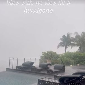 "Une vue sans vue. Tempête", a simplement légendé la fille de Françoise Thibaut et d'André Boudou en attendant que l'orage passe tout en immortalisant sa terrasse et sa jolie piscine à débordement.  

Laeticia Hallyday partage de rares images de la tempête Erin qui a frappé l'ile de Saint-Barthélémy ce samedi 16 août 2025. (lhallyday).