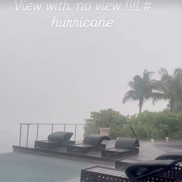 "Une vue sans vue. Tempête", a simplement légendé la fille de Françoise Thibaut et d'André Boudou en attendant que l'orage passe tout en immortalisant sa terrasse et sa jolie piscine à débordement.  

Laeticia Hallyday partage de rares images de la tempête Erin qui a frappé l'ile de Saint-Barthélémy ce samedi 16 août 2025. (lhallyday).