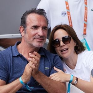 Jean Dujardin et sa femme Nathalie Péchalat - Célébrités en tribunes des Internationaux de France de tennis de Roland Garros 2023 à Paris le 11 juin 2023. © Jacovides-Moreau/Bestimage