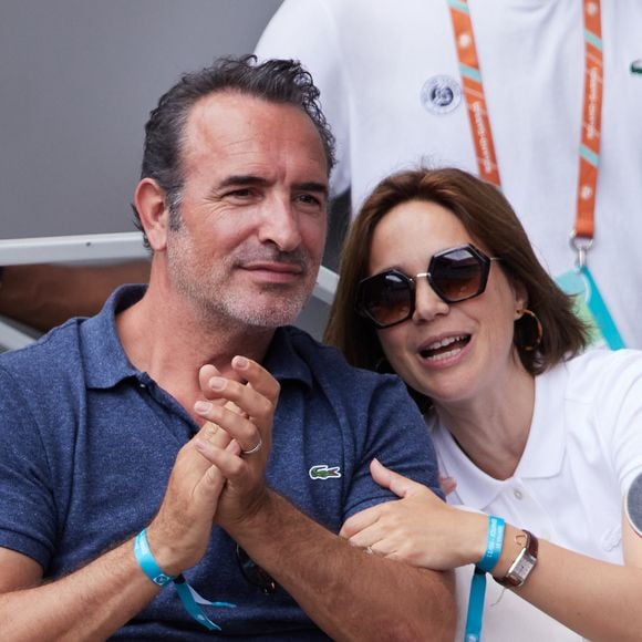 Jean Dujardin et sa femme Nathalie Péchalat - Célébrités en tribunes des Internationaux de France de tennis de Roland Garros 2023 à Paris le 11 juin 2023. © Jacovides-Moreau/Bestimage
