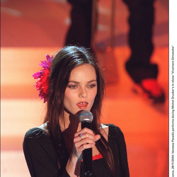 Lors de cet entretien, Vanessa Paradis est revenue sur ce moment de solitude : « Je me souviens que le soir de la première journée, je suis repartie en pleurant toutes les larmes que j’avais retenues en studio »...

© ABACA. 22377-1. Paris-France, 28/11/2000. Vanessa Paradis se produit lors de l'émission "Vivement Dimanche" de Michel Drucker.