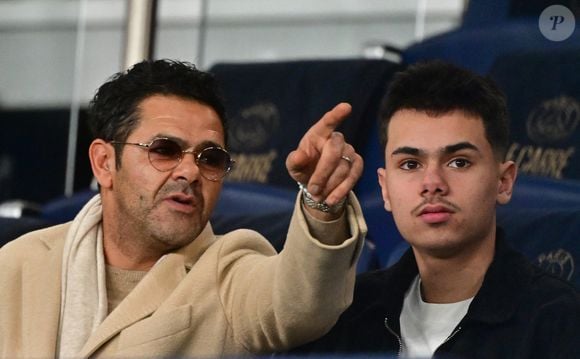 Jamel Debbouze et son fils Léon - Célébrités dans les tribunes du match de Ligue 1 McDonald's entre le Paris Saint Germain (PSG) et l'Olympique de Marseille (OM) (5-0) au parc des Princes à Paris le 8 février 2026. © Christian Liewig/Bestimage